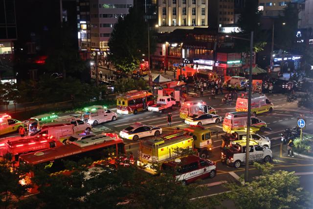 1일 밤 서울 중구 시청역 교차로에서 60대 남성이 몰던 차가 인도로 돌진해 9명이 사망하는 대형 참사가 발생했다. 구조대원들이 현장을 수습하고 있다. 뉴스1