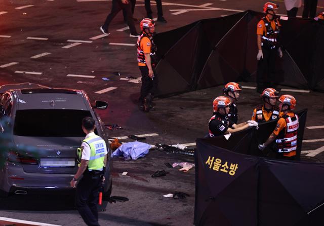 서울 중구 시청역 교차로에 대형 교통사고가 발생해 출동한 119구급대와 경찰 등이 사고 현장을 수습하고 있다. 뉴시스