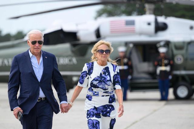 조 바이든(왼쪽) 대통령이 질 바이든 여사와 지난달 29일 뉴욕 웨스트햄튼 비치의 프란시스 S. 가브레스키 공항에서 에어포스원에 탑승하기 위해 걸어가고 있다. 웨스트햄튼=AFP 연합뉴스