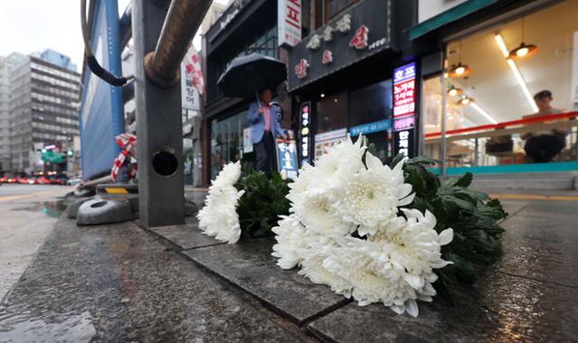 2일 서울 중구 시청역 인근 교차로에 전날 발생한 차량 돌진사고 희생자를 추모하는 국화꽃이 놓여 있다. 뉴시스