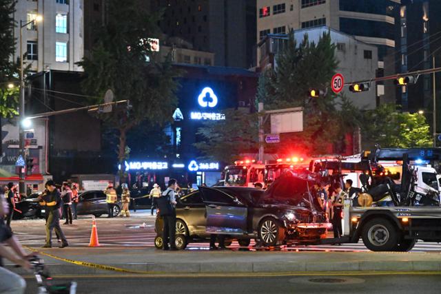 1일 오후 9시 27분쯤 서울 시청역 인근 교차로에서 차량이 인도로 돌진하는 사고가 발생했다. 사진은 사고 현장. 이한호 기자