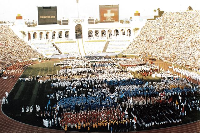 1984년 7월 29일 미국 LA메모리얼 콜로세움에서 성대히 개최된 개막식 중앙부에 태극기를 높이 든 한국선수단의 모습이 보인다. 북한은 이 대회에 결국 불참했다. 한국일보 자료사진