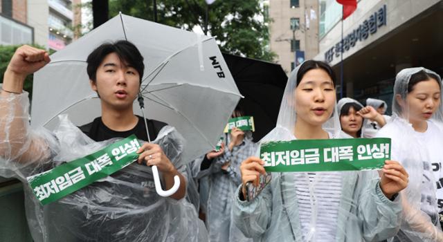 최저임금 인상 청년학생총궐기 기획단 회원들이 2일 서울 마포구 한국경영자총협회 앞에서 '최저임금 대폭 인상'을 요구하고 있다. 뉴시스