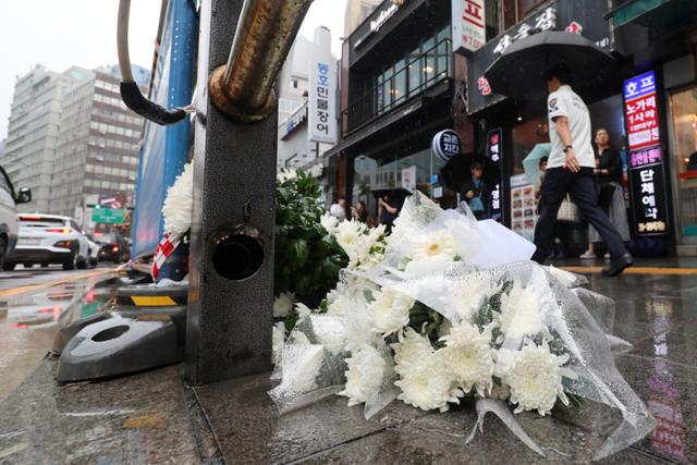 대형 교통사고가 발생한 서울 중구 시청역 인근 사고 현장에 2일 국화가 놓여 있다. 연합뉴스