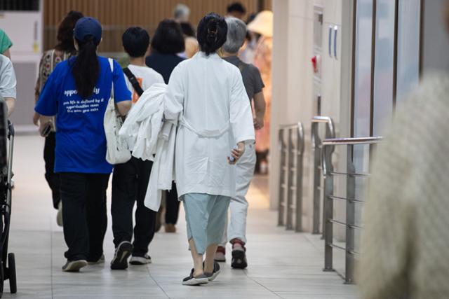 의정 갈등으로 인한 의료 공백이 지속된 지난달 26일 서울의 대학병원에서 의료진이 이동하고 있다. 뉴스1