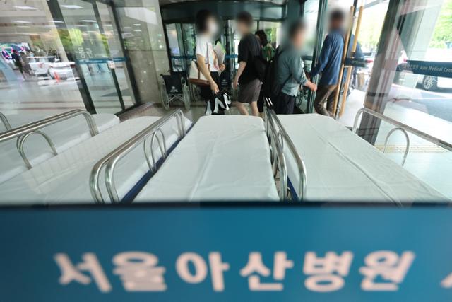 1일 오전 송파구 서울아산병원에 병상이 놓여 있다. 서울아산병원 교수들은 오는 4일부터 일주일 휴진을 계획하고 있다. 연합뉴스