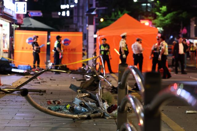 1일 밤 역주행 교통사고로 15명의 사상자가 발생한 서울 시청역 교차로 인근. 사고 충격으로 부서진 파편들이 흩어져 있다. 뉴스1