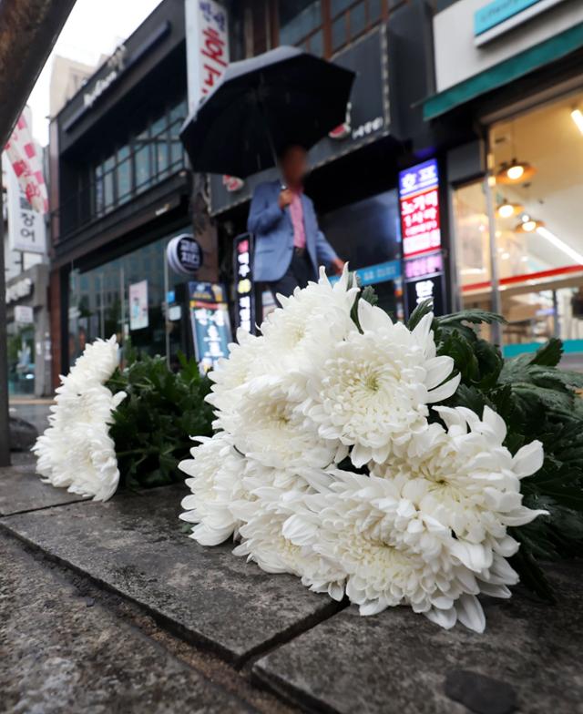 2일 서울 중구 시청역 인근 교차로 내 어젯밤 발생한 대형 교통사고 현장에 고인을 추모하는 국화꽃이 놓여져 있다. 뉴시스