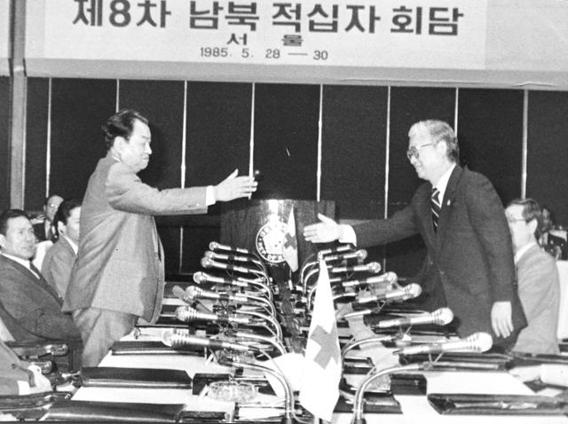 1985년 5월 28일 서울에서 열린 제8차 남북적십자 본회담에서 남북 대표가 악수를 하고 있다. 한국일보 자료사진