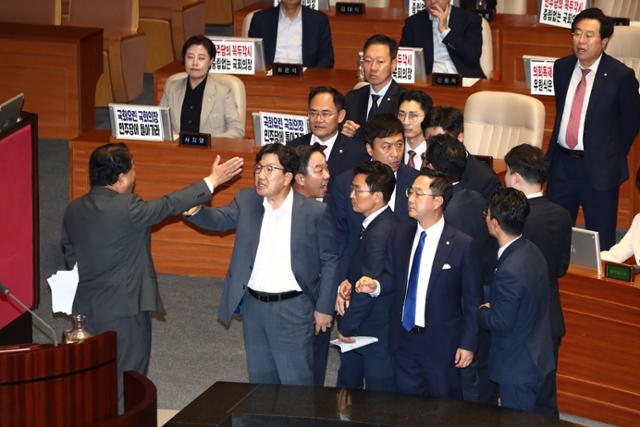 김병주(왼쪽) 더불어민주당 의원이 2일 서울 여의도 국회에서 열린 본회의 정치·외교·통일·안보 분야 대정부질문에서 한덕수 국무총리에게 질문을 하다가 국민의힘 의원들을 향해 정신나갔다고 표현한 것을 두고 국민의힘 의원