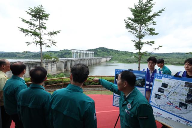 김영호(왼쪽 네번째) 통일부 장관이 3일 경기 연천군 임진강 유역의 군남댐을 방문해 수해 방지 상황을 점검하고 있다. 통일부 제공