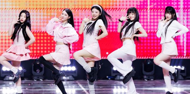 그룹 아일릿이 음악프로그램 '엠카운트다운'에서 노래 '마그네틱'을 부르며 춤추고 있다. Mnet 제공