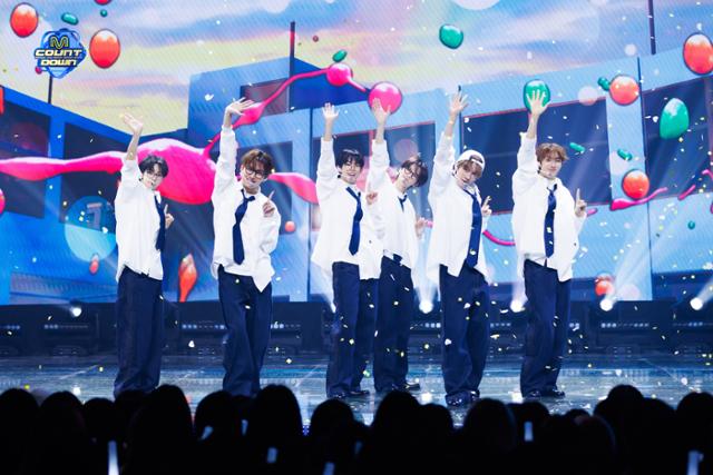 그룹 투어스가 음악프로그램 '엠카운트다운'에서 노래 '첫 만남은 계획대로 되지 않아'를 부르며 춤을 추고 있다. Mnet 제공