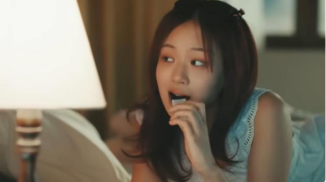 '밤양갱' 뮤직비디오에서 가수 비비가 양갱을 먹고 있다. 뮤직비디오 영상 캡처