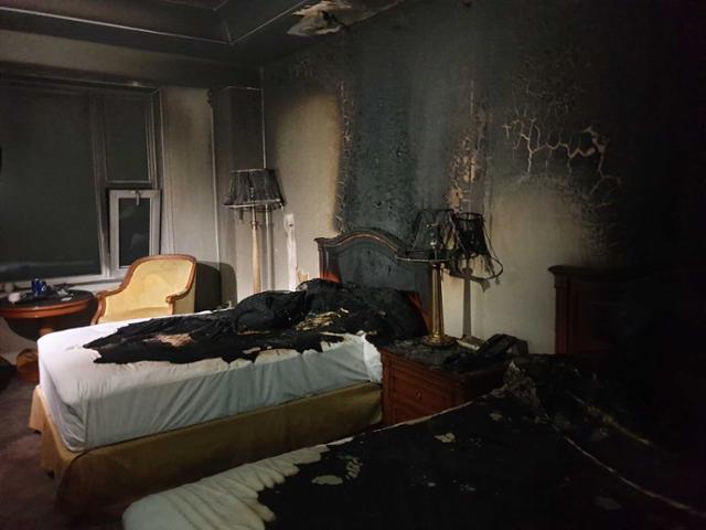 4일 오전 화재가 발생한 강원랜드 호텔 객실 내 침대와 벽면이 불에 타거나 그을려 있다. 강원소방본부 제공