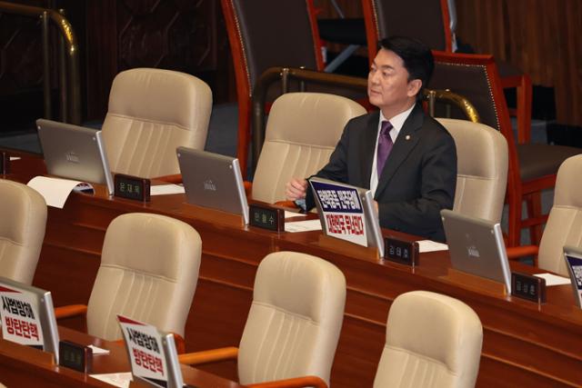 안철수 국민의힘 의원이 4일 오후 서울 여의도 국회에서 열린 본회의에서 '채 상병 특검법'에 대한 찬성표를 던진 뒤 투표 결과를 지켜보고 있다. 뉴시스