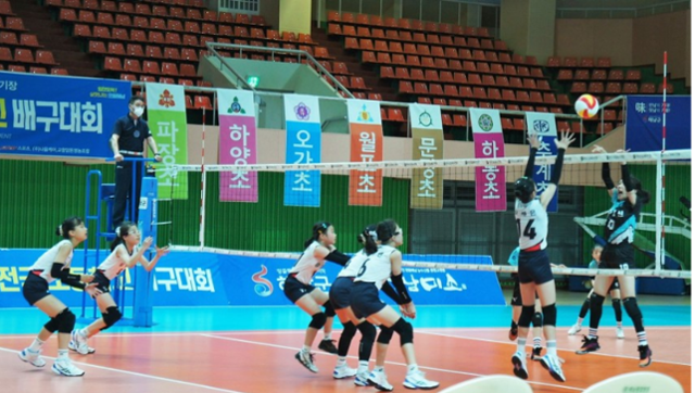 한국초등배구연맹이 2022년 7월 개최한 제1회 땅끝 해남기 전국초등학교 배구대회에서 초교 여자 배구팀 선수들이 경기를 펼치는 모습. 한국초등배구연맹 제공