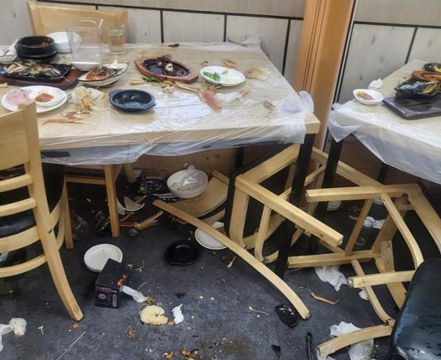 지난 1일 경기 안양의 한 식당에서 안양시의회 국민의힘 소속 의원들의 갈등으로 식당 집기들이 파손돼 있다. 중부일보 제공