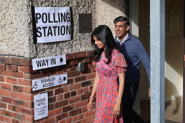 리시 수낵 영국 총리 부부가 지난 3일 영국 노스요크셔주 리치먼드 인근에서 투표를 마친 후 투표소를 나서고 있다. 리치먼드=AP 뉴시스
