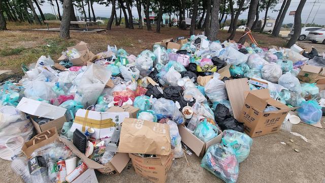 지난 2022년 10월 캠핑족과 차박족이 많이 찾는 강원 강릉시의 한 해변 입구에 관광객이 버린 쓰레기가 수북하게 쌓여 있다. 연합뉴스