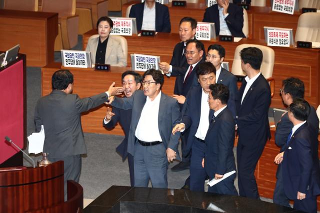 김병주(왼쪽) 더불어민주당 의원이 2일 오후 서울 여의도 국회에서 열린 정치·외교·통일·안보 분야 대정부질문 도중 국민의힘 의원들과 설전을 벌이고 있다. 뉴스1