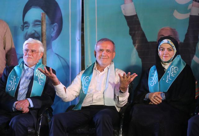 이란의 개혁파 정치인으로 대선 보궐선거에 출마한 마수드 페제시키안(가운데) 의원이 3일 테헤란에서 열린 유세에 참석해 지지자들을 향해 인사하고 있다. 페제시키안 의원은 5일 결선 투표에서 승리해 당선을 확정 지었다.