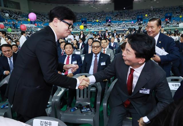 국민의힘 한동훈(왼쪽), 원희룡 당대표 후보가 4일 인천 남동체육관에서 열린 한국자유총연맹 창립 제70주년 기념식에서 인사를 나누고 있다. 뉴시스
