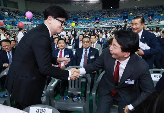 <b>한동훈</b>측, <b>원희룡</b> 캠프 '비방 문자' 당 선관위에 <b>신고</b>