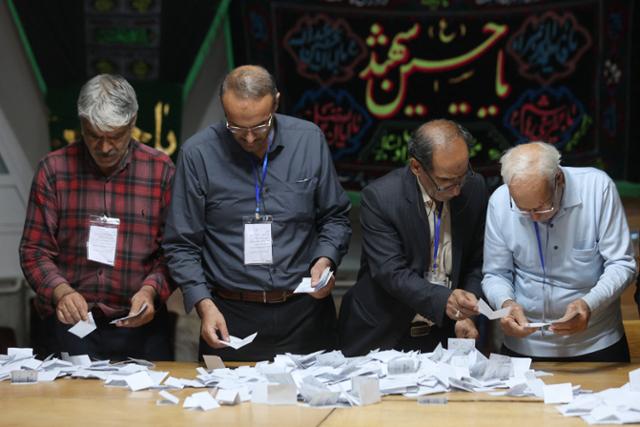 이란 선거관리위원회 직원들이 6일 테헤란에서 대선 결선 투표 개표 작업을 하고 있다. 테헤란=로이터 연합뉴스
