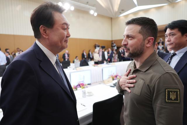 Yoon Seok-youl (left), the President, is having a conversation with Volodymyr Zelensky (center), the President of Ukraine, during the extended session of the Major Seven Countries (G7) summit held at the Grand Prince Hotel in Hiroshima, Japan on May 21 last year. Hiroshima=Yonhap News