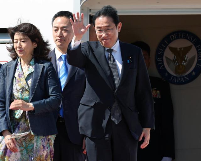 기시다 후미오(오른쪽) 일본 총리가 부인 유코(왼쪽) 여사와 함께 지난달 12일 도쿄 하네다 공항에서 전용기 탑승 전 손을 흔들고 있다. 도쿄=EPA 지지 연합뉴스