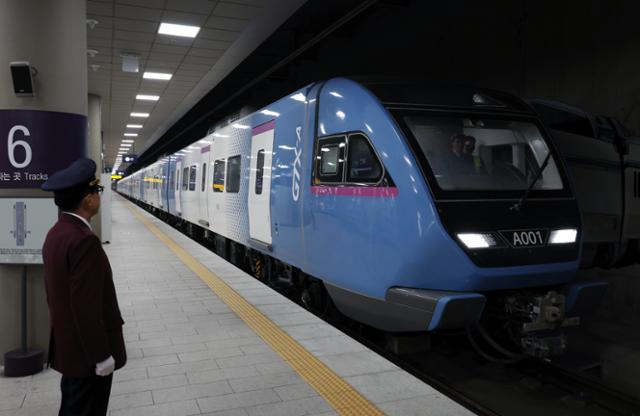 1월 5일 GTX-A 시범 열차가 수서역 승강장으로 들어서고 있다. 뉴시스