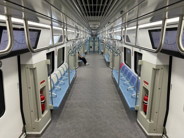 지난달 26일 오후 2시 26분쯤 성남역을 막 지난 수서행 열차 칸에 기자와 승객 한 사람만이 탑승해 있다. 김민호 기자