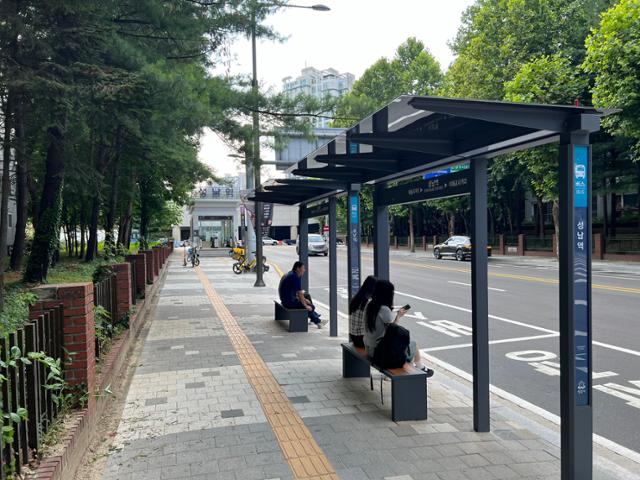 26일 오후 성남역 5번 출구 앞 버스 정류장에 시민들이 앉아있다. 성남역은 주변 수도권 지하철역과 도로, 판교 사무단지와 멀리 떨어져 기획 단계부터 환승센터, 무빙워크 등을 도입해야 한다는 의견이 제기됐지만 결국 