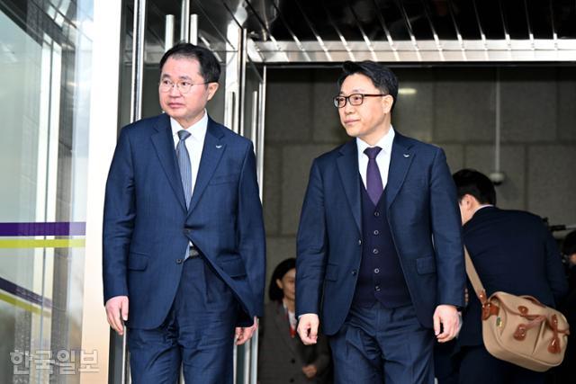 Kim Jin-wook (right), the former head of the High-Ranking Officials' Crimes Investigation Office, leaves the government building in Gwacheon, Gyeonggi Province on January 19 after a ceremony. Park Simon Reporter