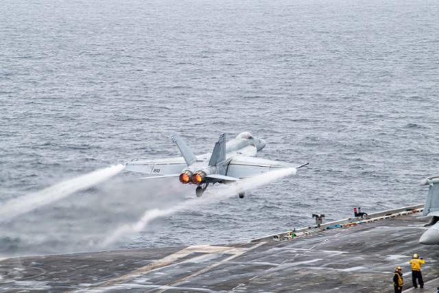지난 6월 28일 제주 남방 공해상에서 열린 한미일 첫 다영역 연합훈련 '프리덤 에지'에서 F/A-18 슈퍼호넷 전투기가 미 핵항모 '시어도어 루스벨트함'에서 이륙하고 있다. 미 해군 제공