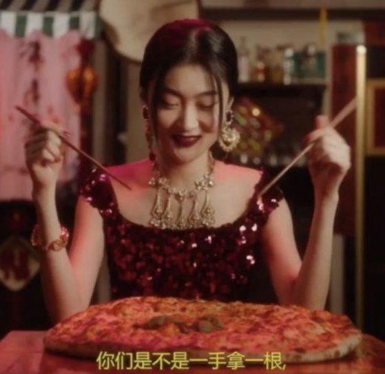 돌체앤가바나는 2018년 한 광고 영상에서 찢어진 눈이 강조된 아시아계 모델이 젓가락으로 피자를 찢는 등 인종차별적 연출을 해 비판을 받았다. 돌체앤가바나 광고 영상 캡처