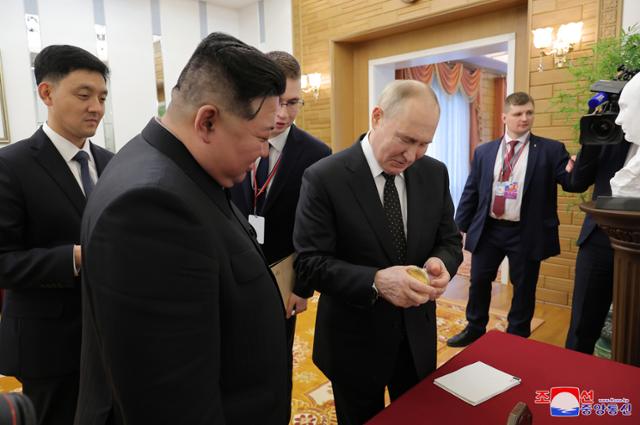 김정은(왼쪽 두 번째) 북한 국무위원장이 지난달 19일 블라디미르 푸틴 러시아 대통령의 북한 방문을 기념해 선물을 전달했다고 조선중앙통신이 20일 보도했다. 평양 조선중앙통신 연합뉴스