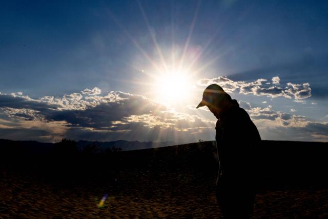 전례 없는 폭염이 닥친 지난 7일 미국 남부 캘리포니아주 데스밸리 국립공원에 뜨거운 태양이 작렬하고 있다. 캘리포니아=AFP 연합뉴스