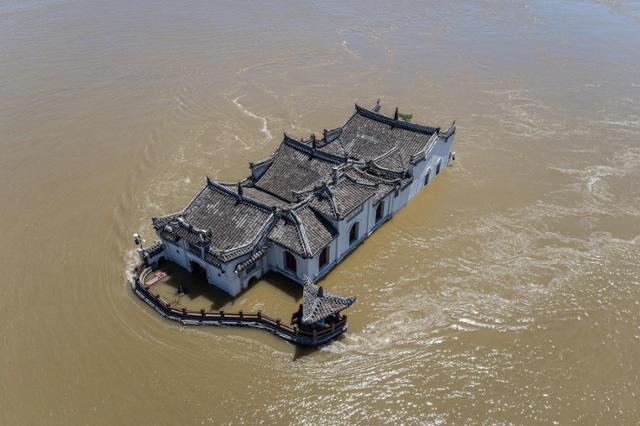 지난 6일 중국 중부 후베이성 에저우시에서 발생한 홍수로 한 사원이 물에 잠겨 있다. 에저우= AFP 연합뉴스