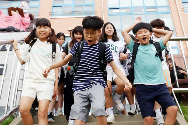 지난해 7월 19일 오전 전남 영광군 중앙초등학교에서 여름방학을 맞은 학생들이 하교를 하고 있다. 연합뉴스