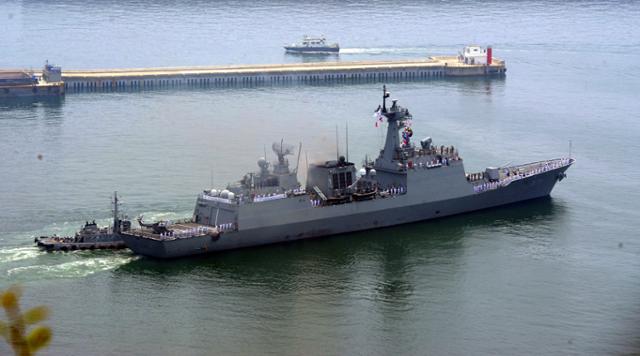 지난 2018년 한국형 구축함 충무공이순신함(KDX-Ⅱ, 4,400톤급)이 해군작전사령부 부산기지를 떠나고 있다. 한국일보 자료사진