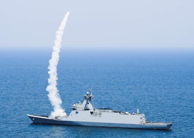 지난 5월 동해 해상에서 실시된 합동 해상 전투탄 실사격 훈련에서 춘천함(FFG-II)이 '해궁' 대함유도탄방어유도탄을 발사하고 있다. 해군 제공
