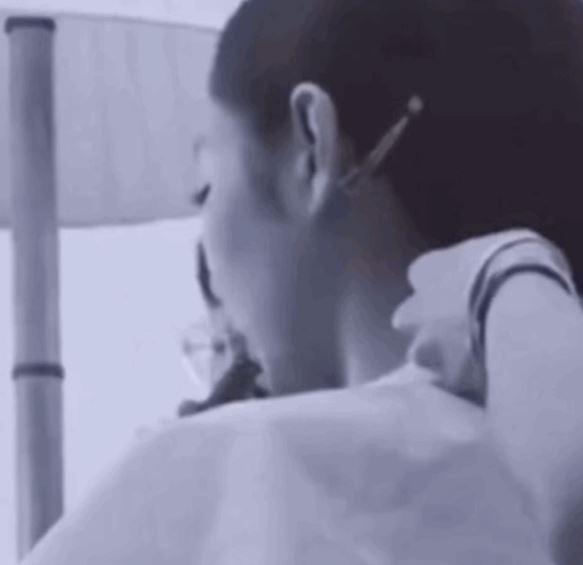블랙핑크 멤버 제니가 머리 단장을 받으며 실내에서 전자담배를 피우고 있는 모습. 이 모습이 담긴 제니의 브이로그 영상은 삭제됐다. 영상 캡처