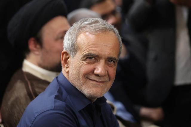 마수드 페제시키안 이란 대통령 당선인이 6일 수도 테헤란에서 지지자들을 만나고 있다. 로이터 연합뉴스