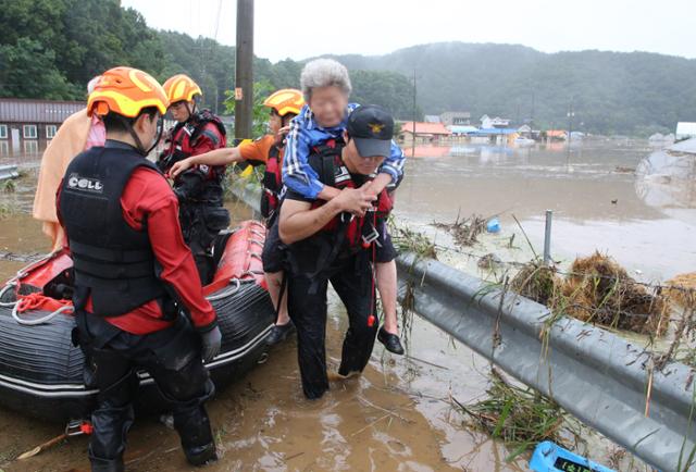 밤사이 내린 폭우로 대전 서구 용촌동 마을 전체가 침수됐다. 10일 오전 소방구조대원들이 주민을 구조하고 있다. 이날 오전 5시16분 관련 신고가 접수돼 장비 8대·인력 25명을 투입, 주민들을 구조 중이다. 뉴스1