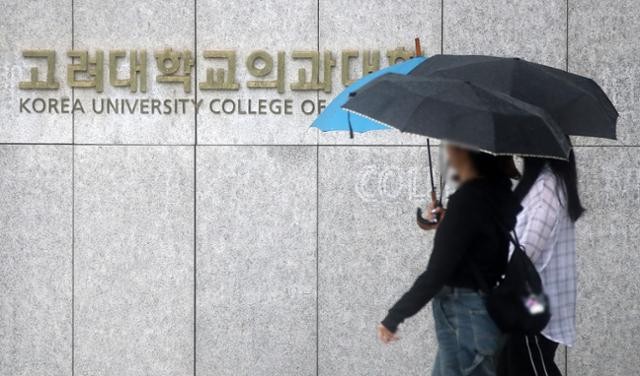 <b>의대생</b> F학점 받아도 <b>유급</b> 없다…이주호 "특혜 아닌 공익적 조치"