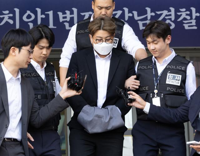 '음주 뺑소니' 혐의를 받는 트로트 가수 김호중이 5월 31일 오전 서울 강남경찰서에서 검찰로 송치되고 있다. 뉴시스
