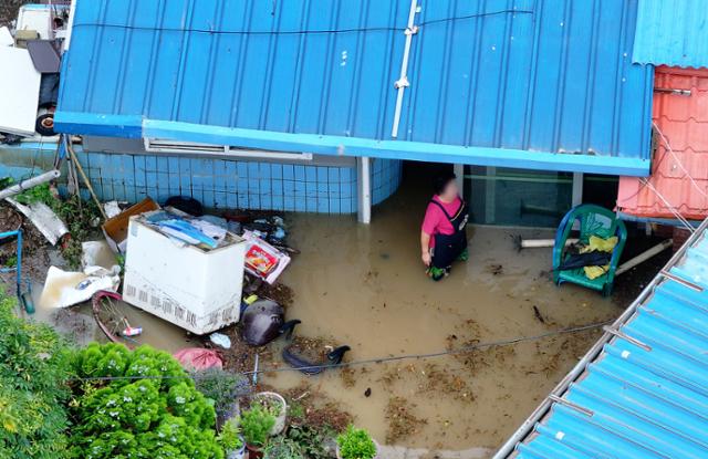 폭우가 쏟아진 10일 대구 동구 동촌유원지 한 식당이 금호강이 범람하며 침수돼 있다. 연합뉴스
