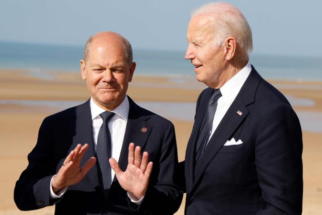 조 바이든(오른쪽) 미국 대통령이 지난달 6일 프랑스 북서부 생로랑쉬르메르에서 열린 노르망디 상륙작전 80주년 기념식에서 올라프 숄츠 독일 총리와 만나 대화하고 있다. 생로랑쉬르메르= AFP 연합뉴스